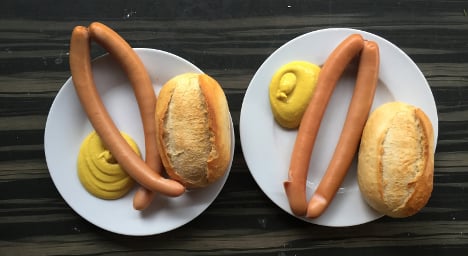 Hot dog German style: two Wiener Würtschen with mustard and a bread roll. Photo: DPA